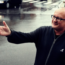 Zdjęcie prezentuje Waldemara Bawołka wskazującego na coś lub kogoś