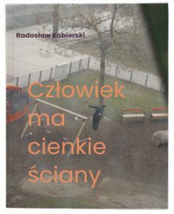 Okładka tomu wierszy Radosława Kobierskiego pod tytułem „Człowiek ma cienkie ściany”.