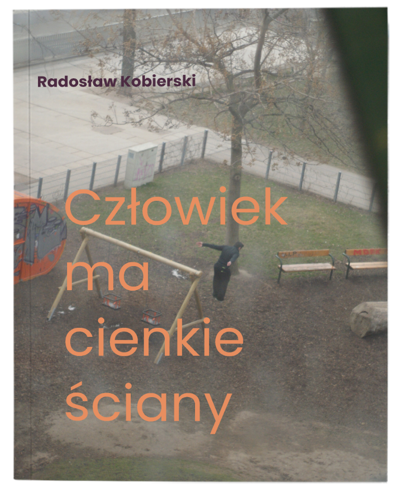 Okładka tomu wierszy Radosława Kobierskiego pod tytułem „Człowiek ma cienkie ściany”.