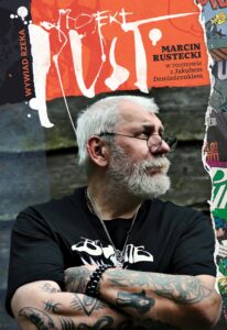 Okładka książki pod tytułem „Projekt Rust. Wywiad rzeka. Marcin Rustecki w rozmowie z Jakubem Demiańczukiem”.