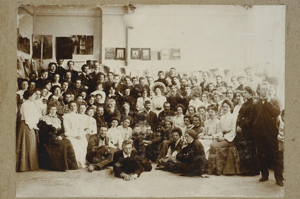 Zdjęcie z Warszawskiej Szkoły Sztuk Pięknych, profesorowie i studenci, około 1904 roku.