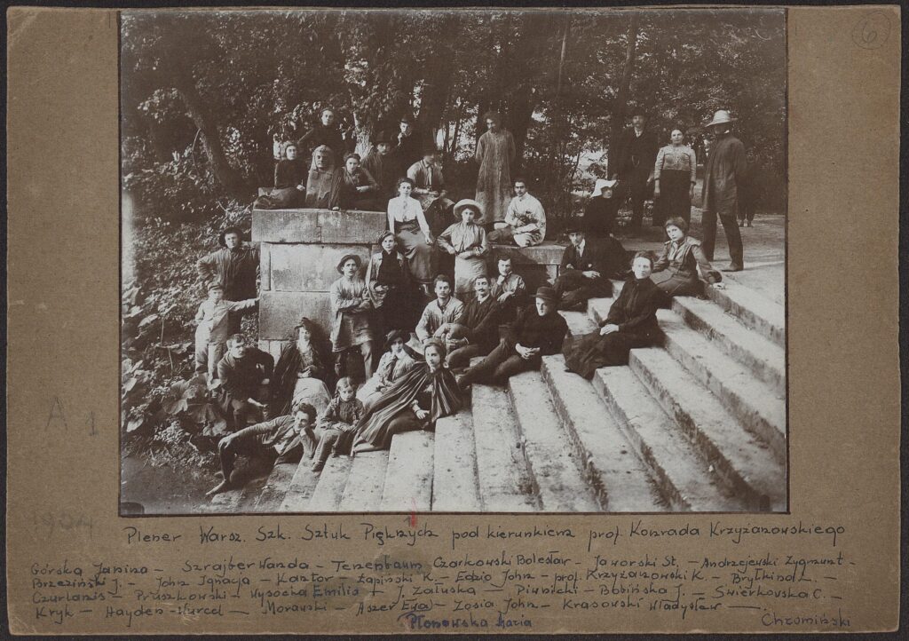 Zdjęcie pleneru Warszawskiej Szkoły Sztuk Pięknych pod kierunkiem profesora Konrada Krzyżanowskiego w Arkadii, około 1905 roku.
