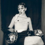 Portrait of Claude Cahun wearing a shirt that says „I Am in Training Don't Kiss Me” (1927), Public domain / Domena publiczna.
