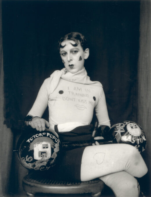 Portrait of Claude Cahun wearing a shirt that says „I Am in Training Don't Kiss Me” (1927), Public domain / Domena publiczna.