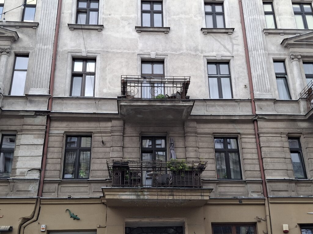 Balkon z widokiem na ul. Rewolucji 1905 r. Fot. Marta Zdanowska.