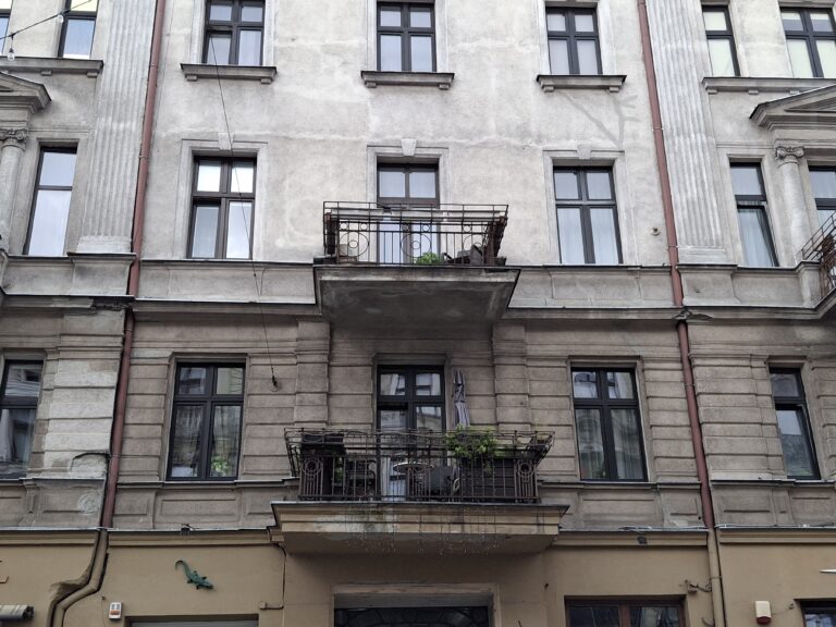 Balkon z widokiem na ul. Rewolucji 1905 r. Fot. Marta Zdanowska.