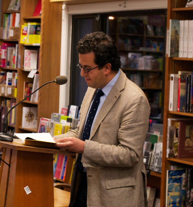 Libijski pisarz Hisham Matar omawia „Anatomy Of A Disappearance” w księgarni Politics and Prose w Waszyngtonie. Data: 5 września 2011, 19:19. Źródło: Hisham Matar – Anatomy Of A Disappearance, online: https://www.flickr.com/photos/politicsandprose/6122939666/. Autor: Księgarnia Politics and Prose, online: https://www.flickr.com/people/23314136@N02.