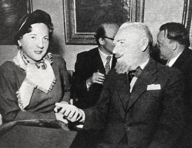 Irena Tuwim i Leopold Staff podczas uroczystości wręczenia nagród państowych. Źródło: „Polska 1956–1965”, Warszawa: Książka i Wiedza, 1966, autor: Centralna Agencja Fotograficzna. Domena publiczna / Public domain.