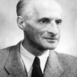 Julian Tuwim (ok. 1950). Fot. Władysław Miernicki (Narodowe Archiwum Cyfrowe). Domena publiczna / Public domain.