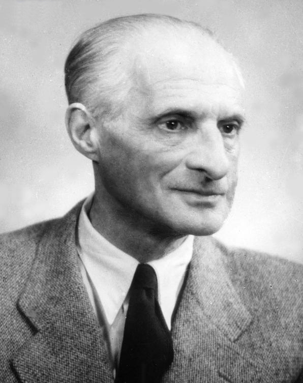 Julian Tuwim (ok. 1950). Fot. Władysław Miernicki (Narodowe Archiwum Cyfrowe). Domena publiczna / Public domain.