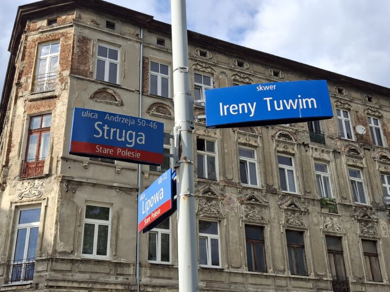 Tablica na Skwerze Ireny Tuwim. Fot. Marta Zdanowska.