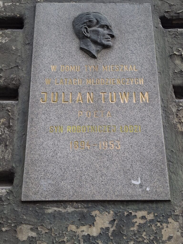 Tablica poświęcona Julianowi Tuwimowi (ul. Andrzeja Struga 42). Fot. Marta Zdanowska.