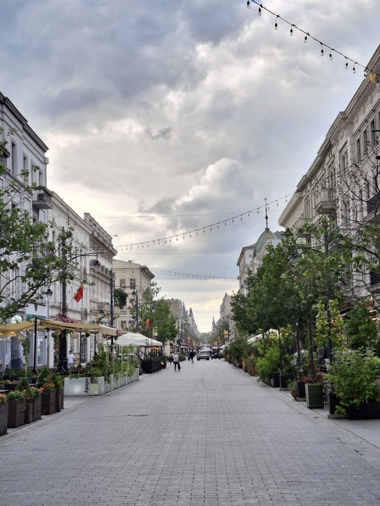 Ulica Piotrkowska w stronę Grand Hotelu. Fot. Marta Zdanowska.