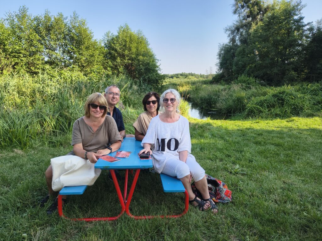 Festiwal Stolica Języka Polskiego, 2026. Fot. Krzysztof Żwirski. Alicja, Barbara, Teresa i Ireneusz nad brzegiem rzeki Wieprz.