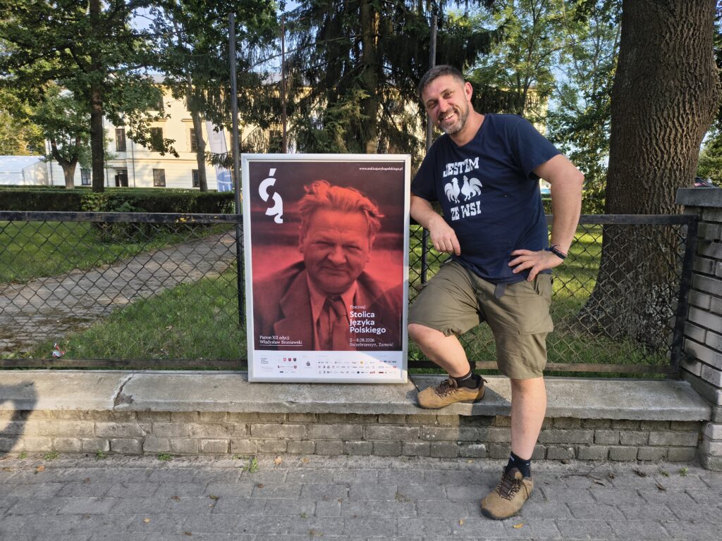 Festiwal Stolica Języka Polskiego, 2026. Marcin Piotrowski z plakatem festiwalu z Władysławem Broniewskim. Fot. Krzysztof Żwirski.
