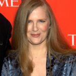 Suzanne Collins attending the „Time 100 Most Influential” Gala at the Time Warner Center in New York City on May 4, 2010. Photographer: David Shankbone (may tenth 2010), Wikimedia Commons: online: https://pl.wikipedia.org/wiki/Suzanne_Collins#/media/Plik:Suzanne_Collins_David_Shankbone_2010.jpg [dostęp: 27.08.2026].