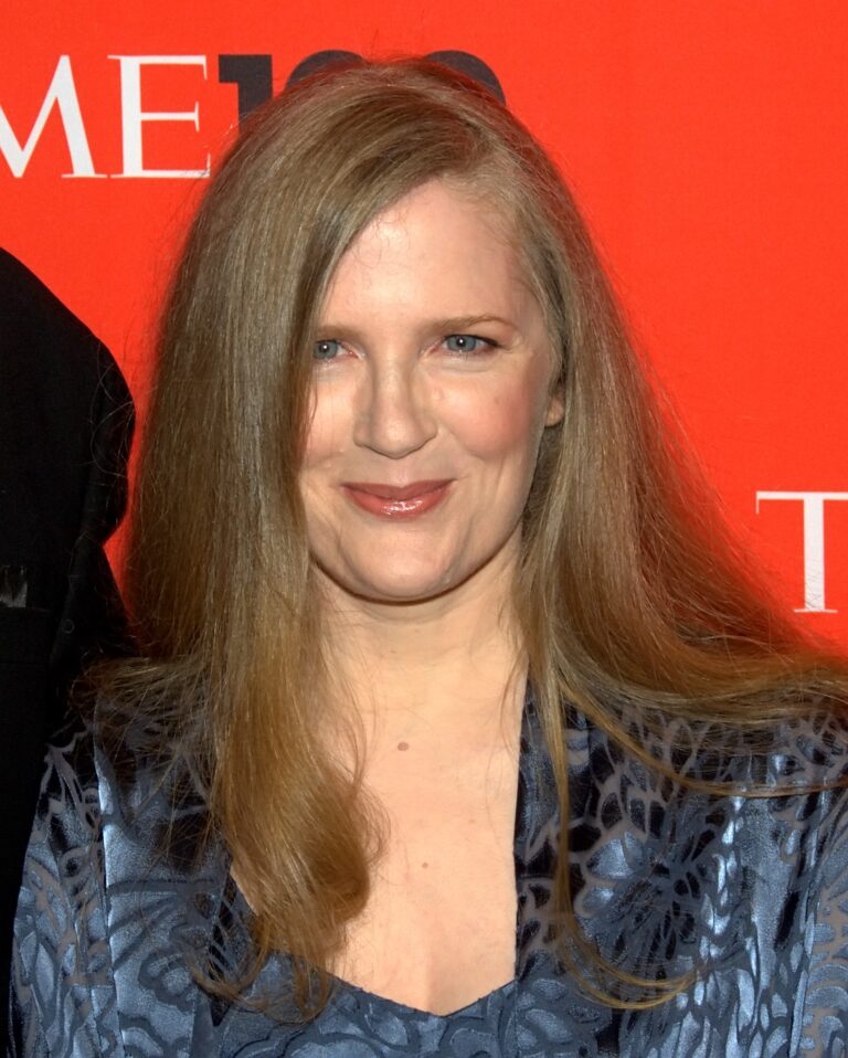 Suzanne Collins attending the „Time 100 Most Influential” Gala at the Time Warner Center in New York City on May 4, 2010. Photographer: David Shankbone (may tenth 2010), Wikimedia Commons: online: https://pl.wikipedia.org/wiki/Suzanne_Collins#/media/Plik:Suzanne_Collins_David_Shankbone_2010.jpg [dostęp: 27.08.2026].