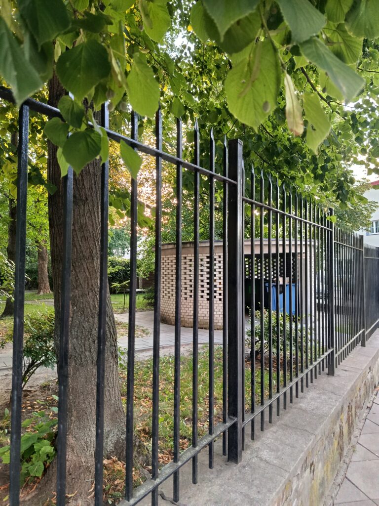 Śmietnik przy skrzyżowaniu ulic Tucholskiej i Dziennikarskiej na Żoliborzu w Warszawie. W jego miejscu do 1944 roku stał Domeczek, jeden z bohaterów „Ziela na kraterze” – była to willa Melchiora Wańkowicza, jego żony Zofii i córek – Krysi i Marty. Fot. Martyna Kloska.