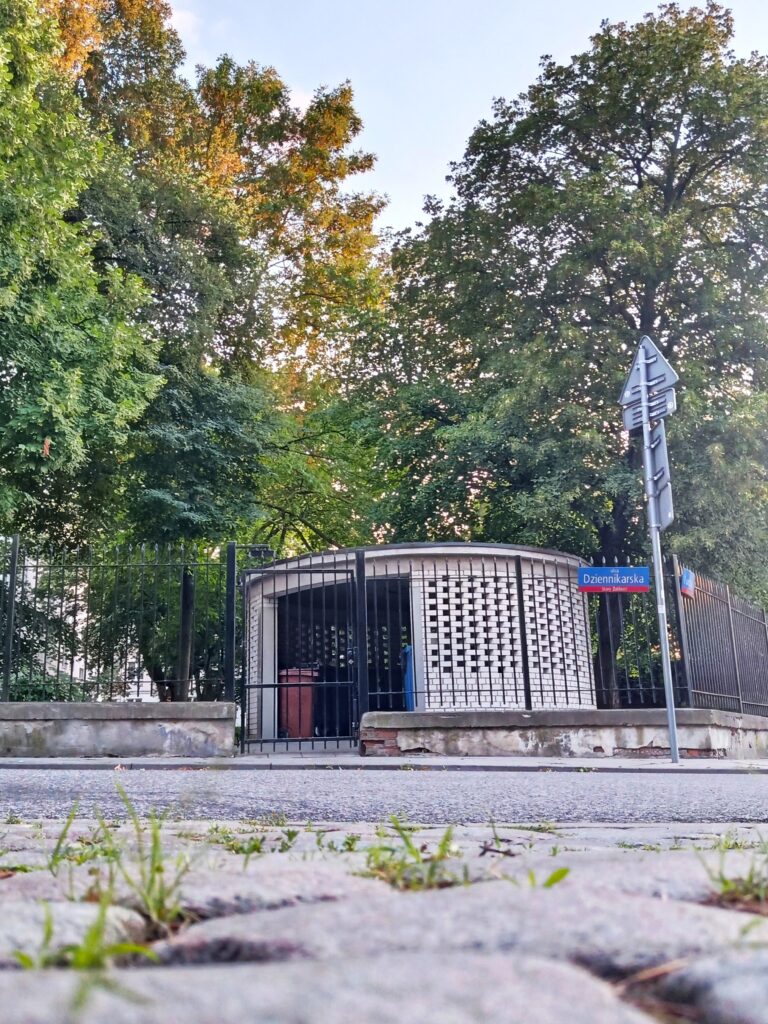 Śmietnik przy skrzyżowaniu ulic Tucholskiej i Dziennikarskiej na Żoliborzu w Warszawie. W jego miejscu do 1944 roku stał Domeczek, jeden z bohaterów „Ziela na kraterze” – była to willa Melchiora Wańkowicza, jego żony Zofii i córek – Krysi i Marty. Fot. Martyna Kloska.