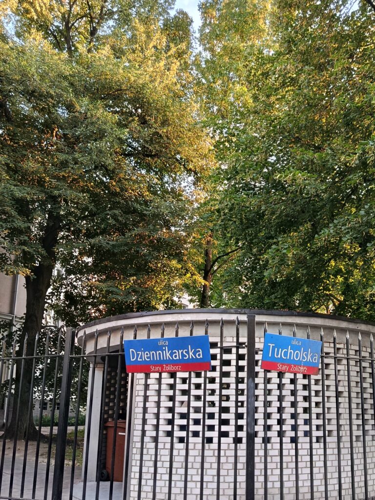 Śmietnik przy skrzyżowaniu ulic Tucholskiej i Dziennikarskiej na Żoliborzu w Warszawie. W jego miejscu do 1944 roku stał Domeczek, jeden z bohaterów „Ziela na kraterze” – była to willa Melchiora Wańkowicza, jego żony Zofii i córek – Krysi i Marty. Fot. Martyna Kloska.