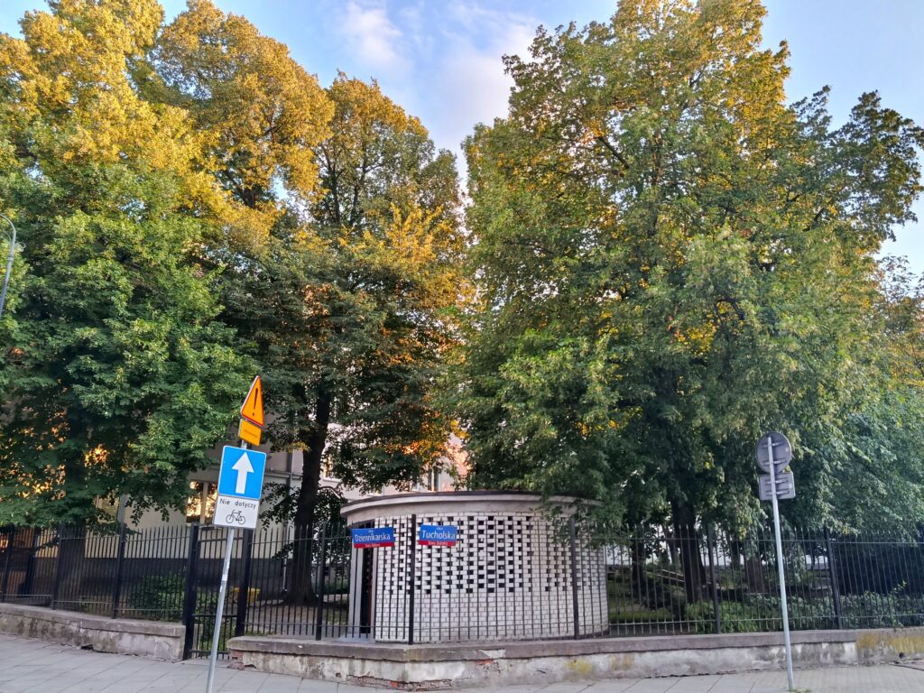 Śmietnik przy skrzyżowaniu ulic Tucholskiej i Dziennikarskiej na Żoliborzu w Warszawie. W jego miejscu do 1944 roku stał Domeczek, jeden z bohaterów „Ziela na kraterze” – była to willa Melchiora Wańkowicza, jego żony Zofii i córek – Krysi i Marty. Fot. Martyna Kloska.