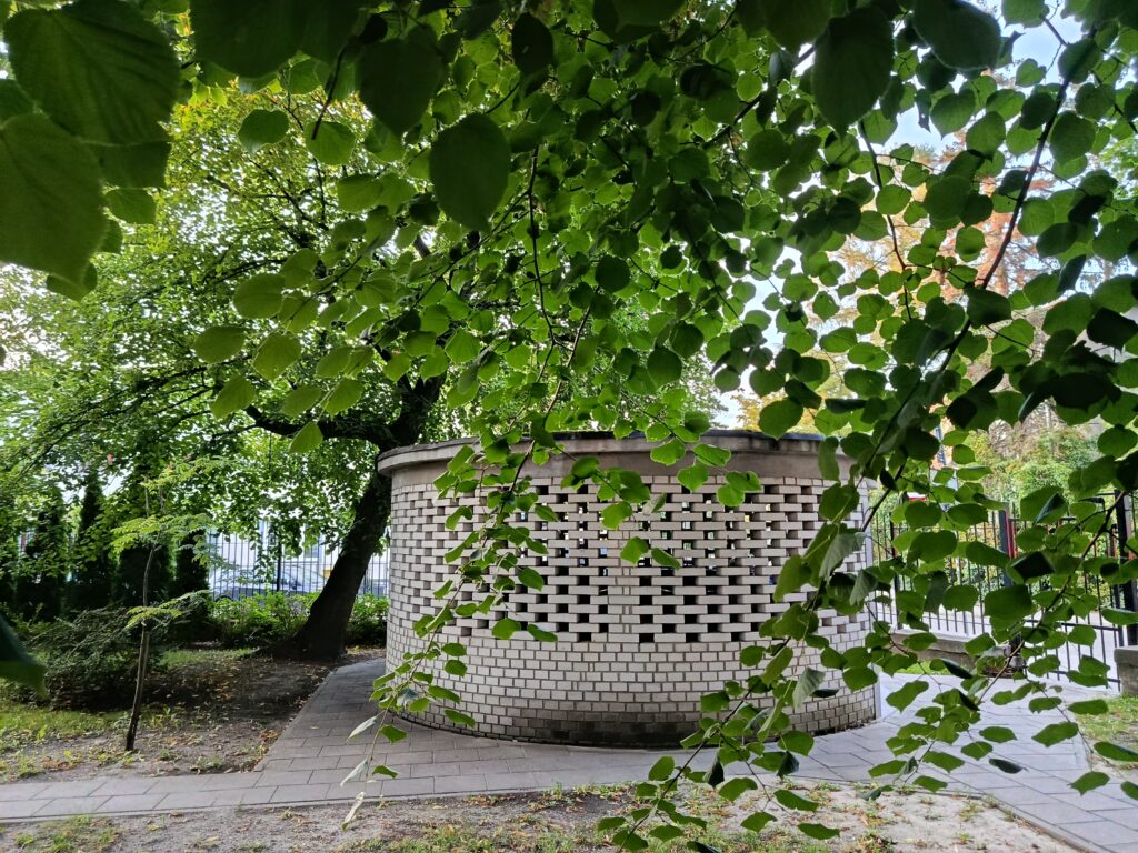 Śmietnik przy skrzyżowaniu ulic Tucholskiej i Dziennikarskiej na Żoliborzu w Warszawie. W jego miejscu do 1944 roku stał Domeczek, jeden z bohaterów „Ziela na kraterze” – była to willa Melchiora Wańkowicza, jego żony Zofii i córek – Krysi i Marty. Fot. Martyna Kloska.