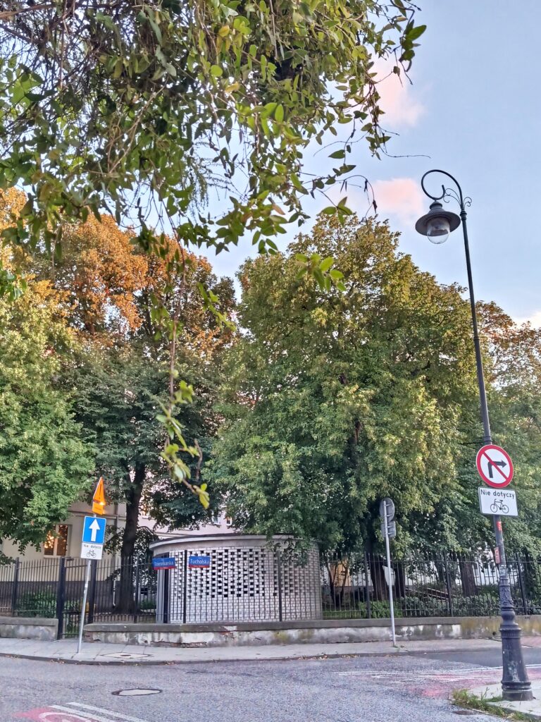 Śmietnik przy skrzyżowaniu ulic Tucholskiej i Dziennikarskiej na Żoliborzu w Warszawie. W jego miejscu do 1944 roku stał Domeczek, jeden z bohaterów „Ziela na kraterze” – była to willa Melchiora Wańkowicza, jego żony Zofii i córek – Krysi i Marty. Fot. Martyna Kloska.
