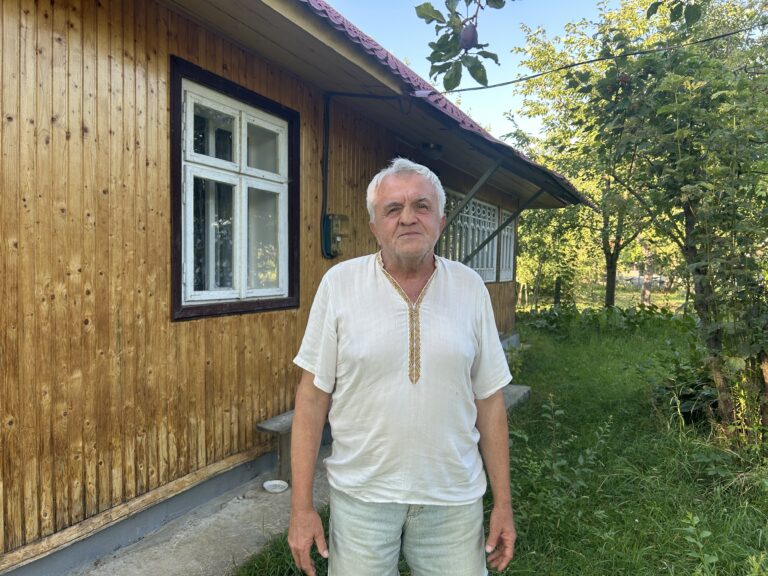 Wasyl Herasymiuk w pobliżu domu rodziców, sierpień 2026. Fot. W. Karpiuk.